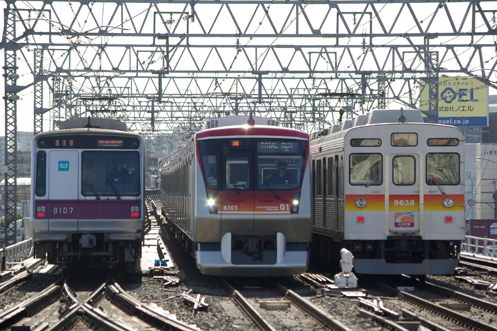 二子玉川駅下り方車両の並び 4・3並び その2 - 東急編成写真・資料館